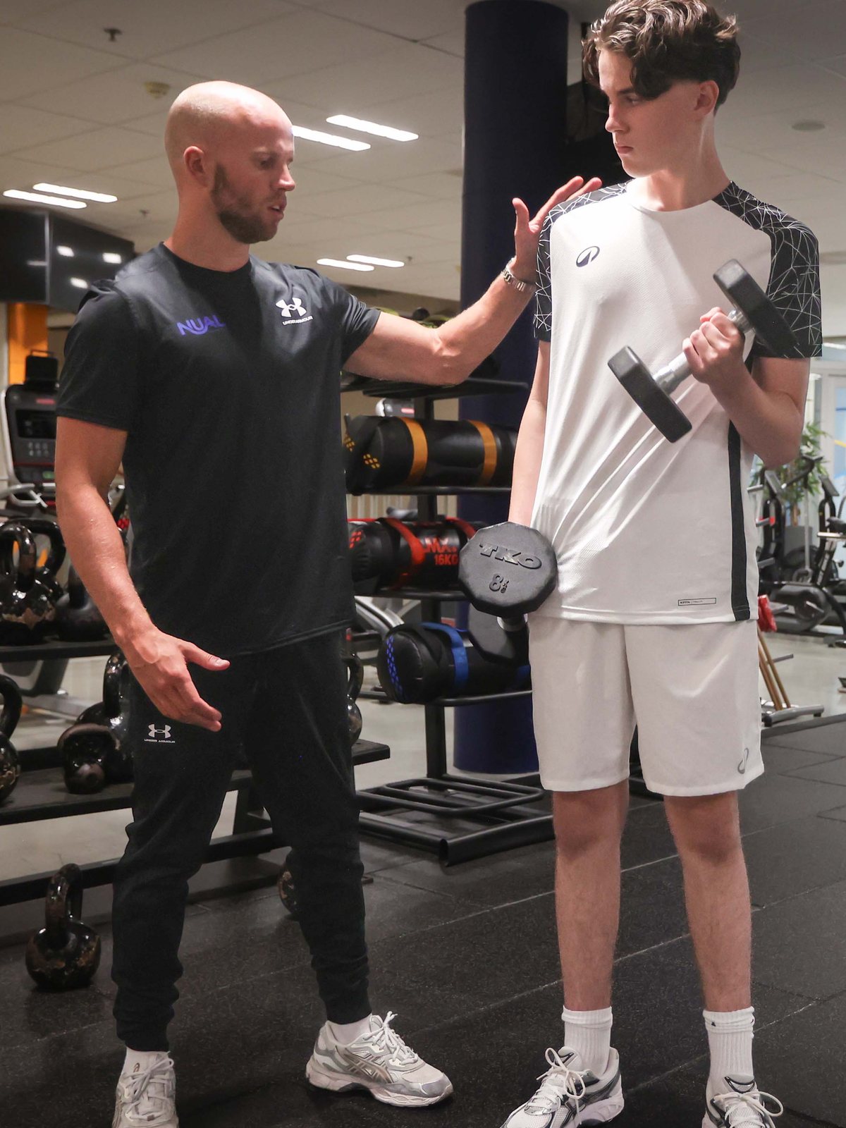 Begeleiding tijdens een training in de sportschool
